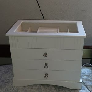 Jewelry box